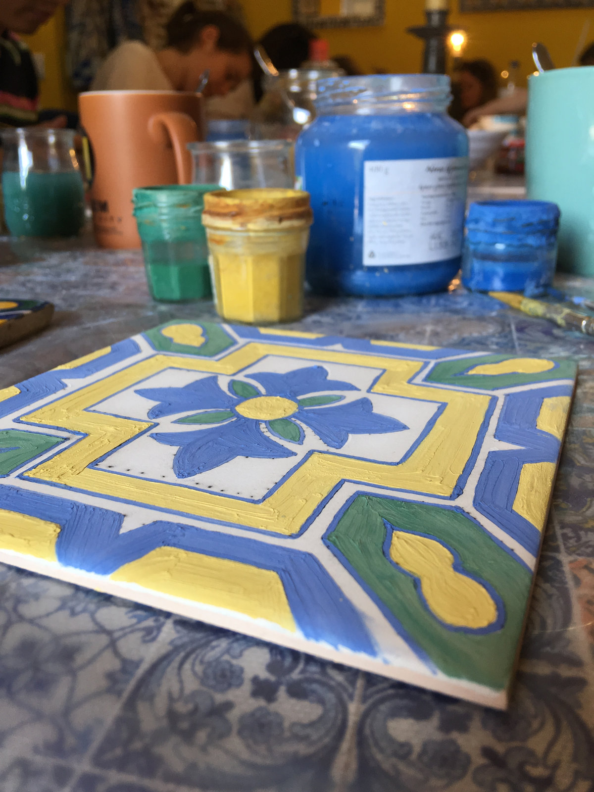Activité originale et insolite à Porto : peindre des azulejos - Voyage à Porto Blog