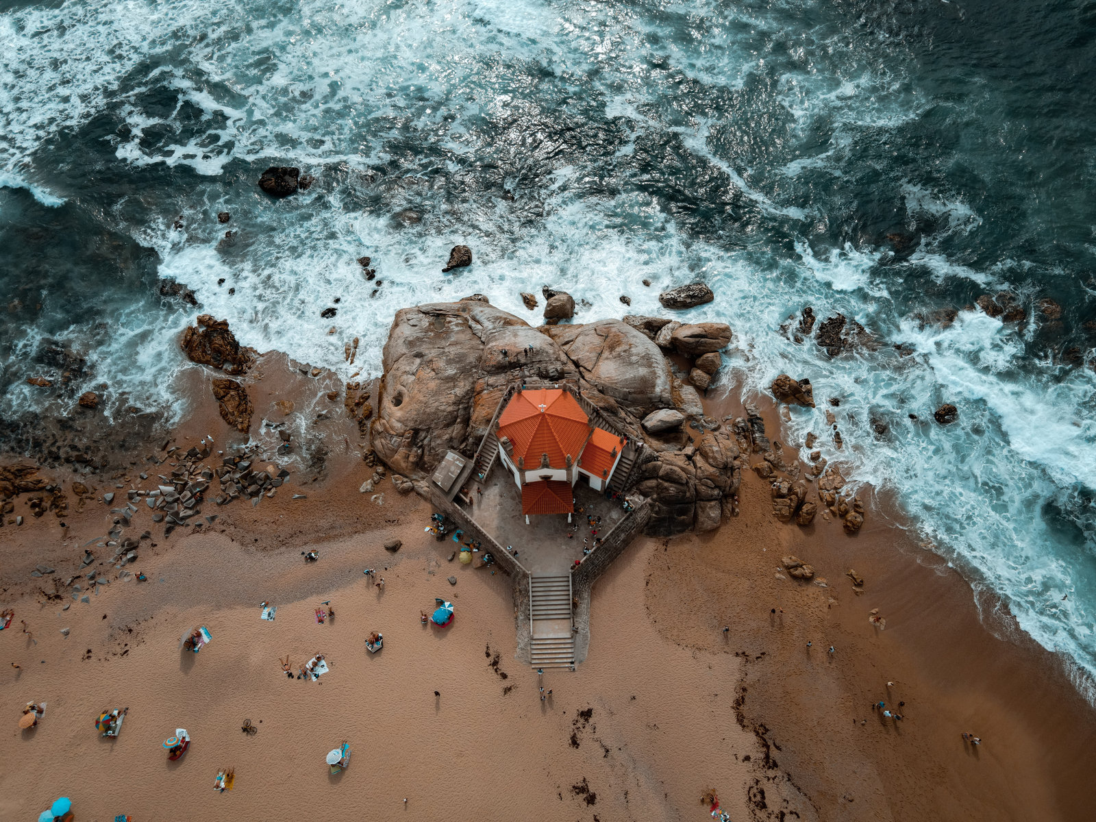 Praia do Senhor da Pedra and its seaside sanctuary near Porto
