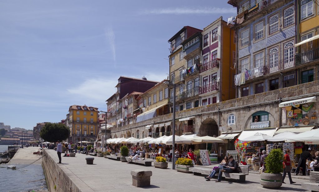 EVJF à Porto : maisons colorées de la Ribeira au bord du Douro
