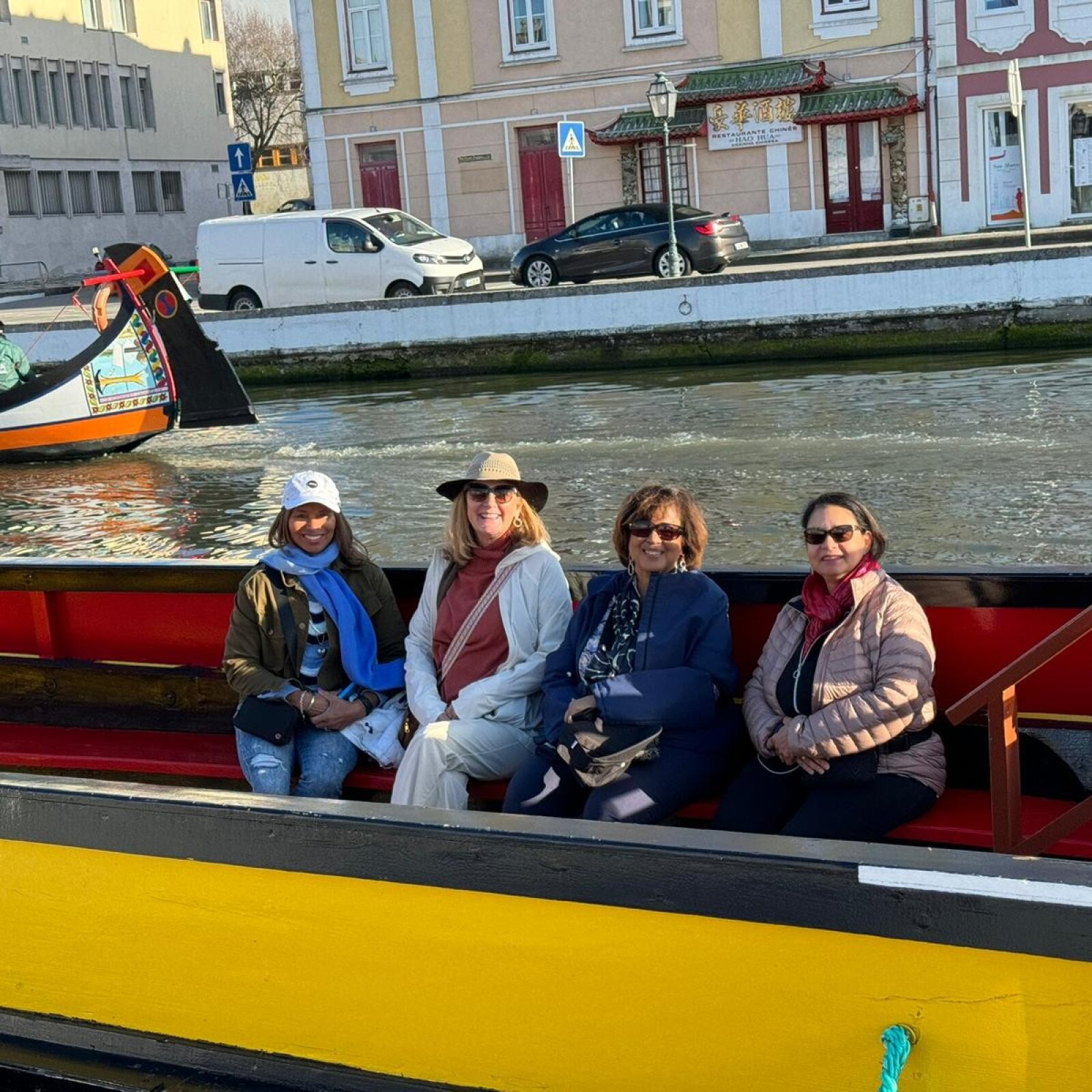 Bateau moliceiro coloré sur les canaux d'Aveiro