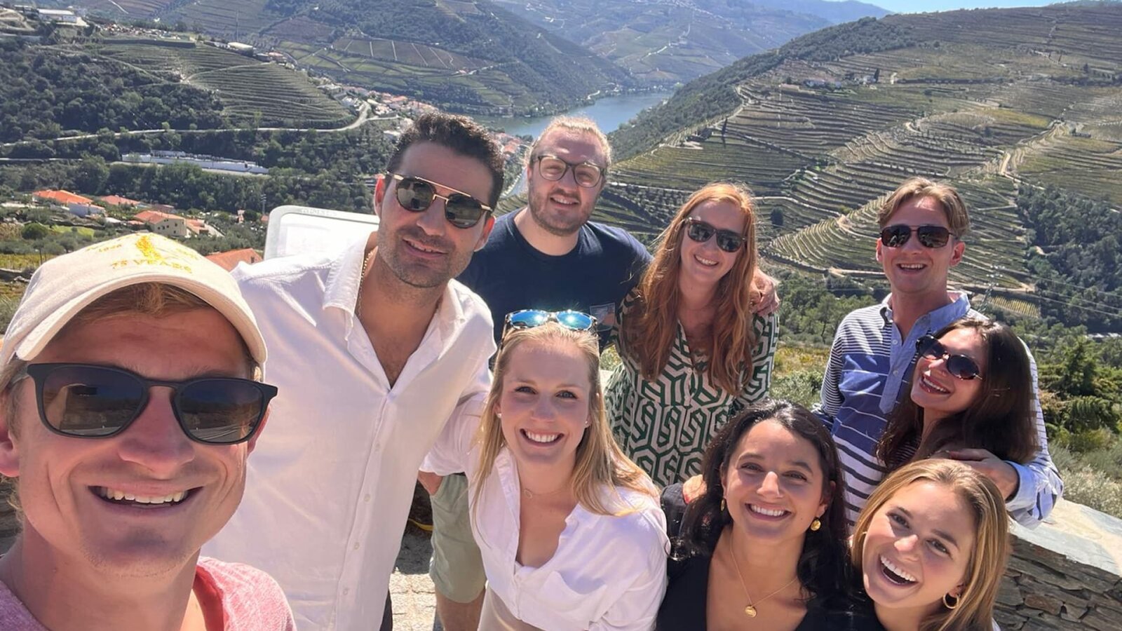 Vignobles en terrasses de la vallée du Douro au-dessus du fleuve